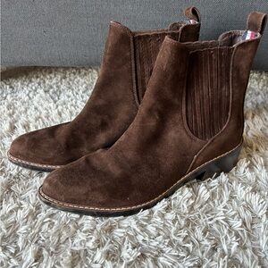 TOMMY HILFIGER. Dark cocoa suede ankle boot. Size 10